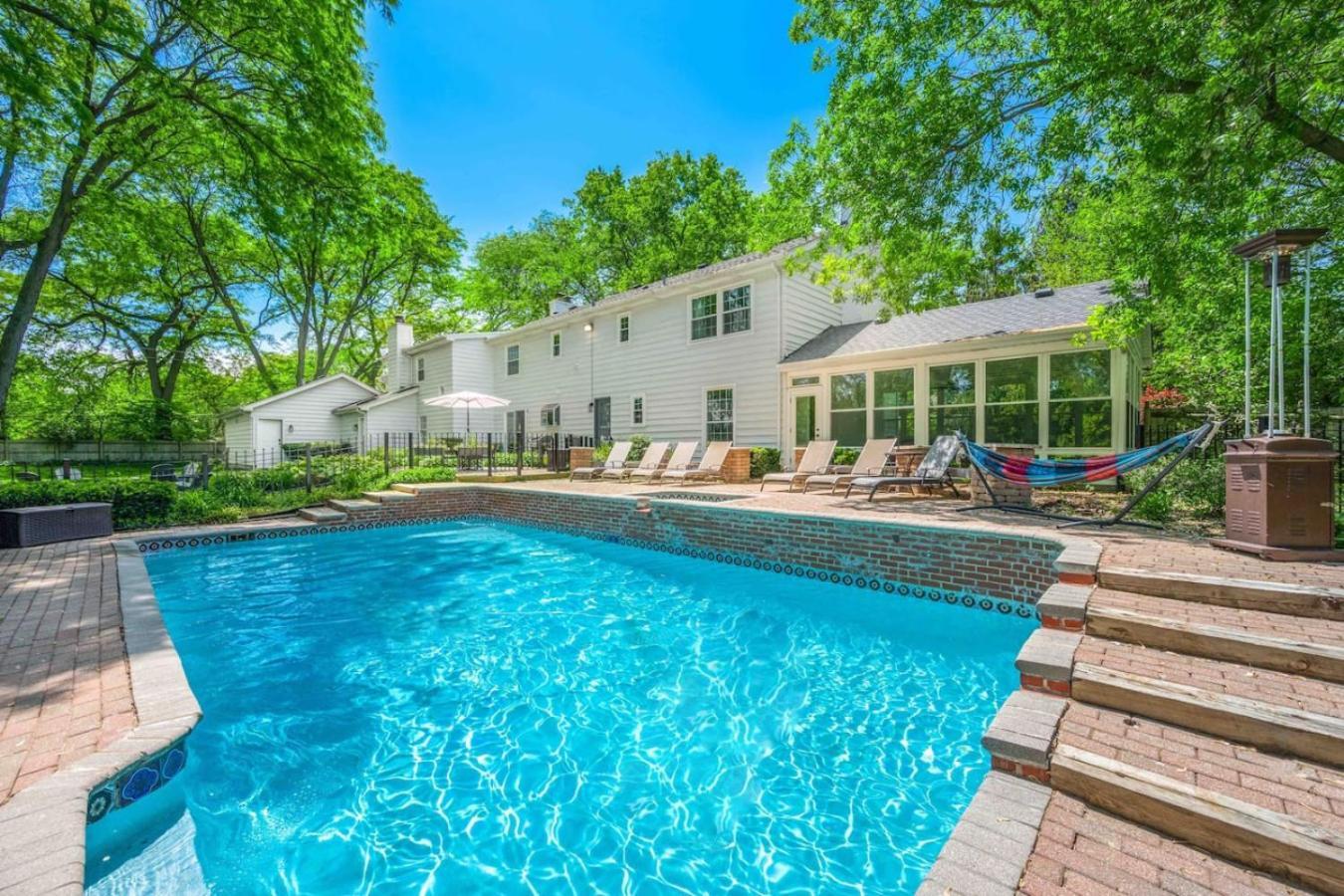 Spacious, Luxury Renovated Home With 4 Kings, Firepit Glen Ellyn Bagian luar foto