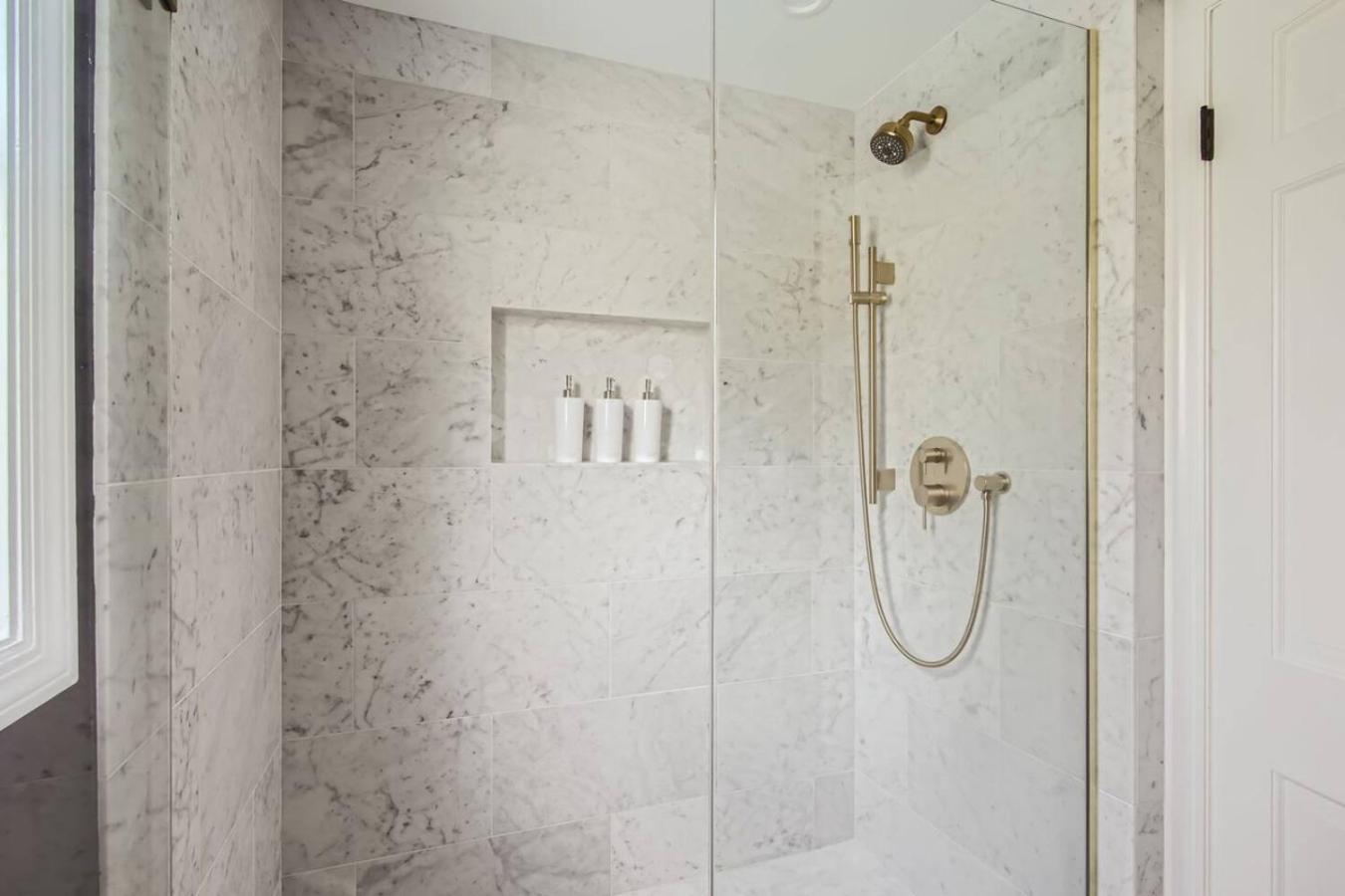 Spacious, Luxury Renovated Home With 4 Kings, Firepit Glen Ellyn Bagian luar foto