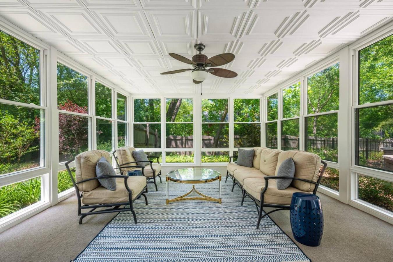 Spacious, Luxury Renovated Home With 4 Kings, Firepit Glen Ellyn Bagian luar foto