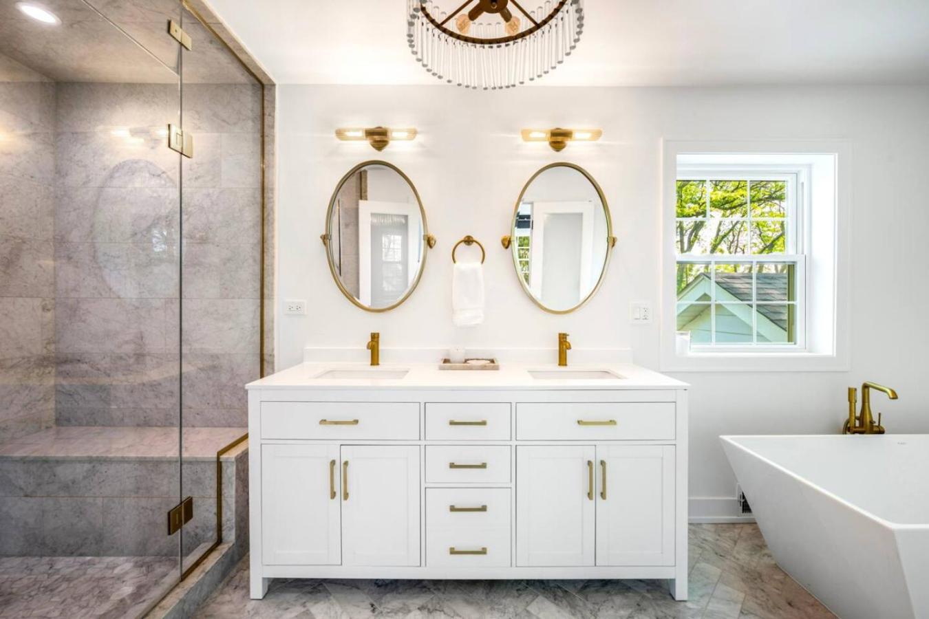 Spacious, Luxury Renovated Home With 4 Kings, Firepit Glen Ellyn Bagian luar foto